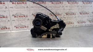 O82574 Gebruikte portierslot mechaniek 2deurs links Toyota Corolla