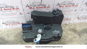 O82627 Gebruikte portierslot mechaniek 2deurs rechts Opel Vivaro