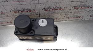 O110908 Gebruikte pomp elektrische deurvergrendeling Volkswagen Golf