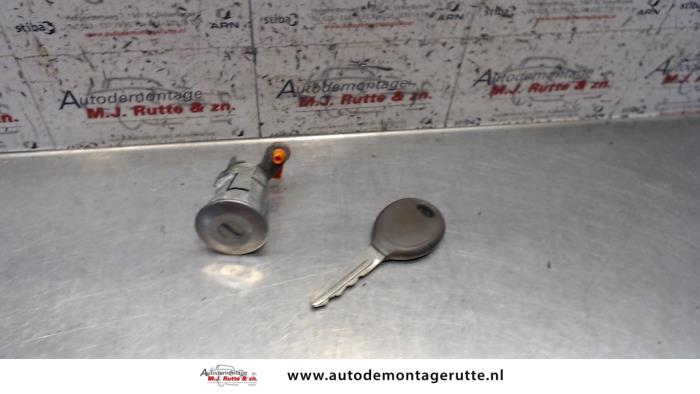 Gebruikte Portierslot Cilinder links Chrysler PT Cruiser O81520