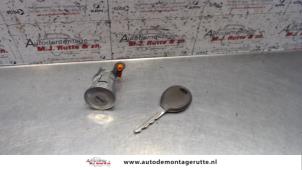 O81520 Gebruikte portierslot cilinder links Chrysler PT Cruiser