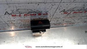 O104635 Gebruikte alarmlicht schakelaar Toyota Avensis