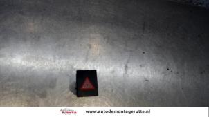 Gebruikte Schakelaar Paniekverlichting Volkswagen Polo IV (9N1/2/3) 1.4 TDI 70 Prijs op aanvraag aangeboden door Autodemontage M.J. Rutte B.V.