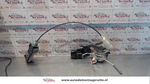 O83115 Gebruikte slotmechaniek portier 4deurs links-voor Peugeot 107