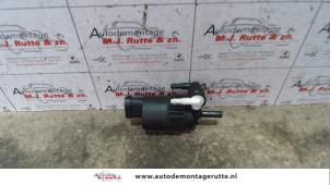 O115524 Gebruikte ruitensproeierpomp voor Renault Twingo