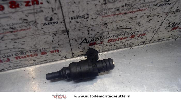 Injector (benzine injectie) van een BMW 5 serie Touring (E39) 520i 24V 2001