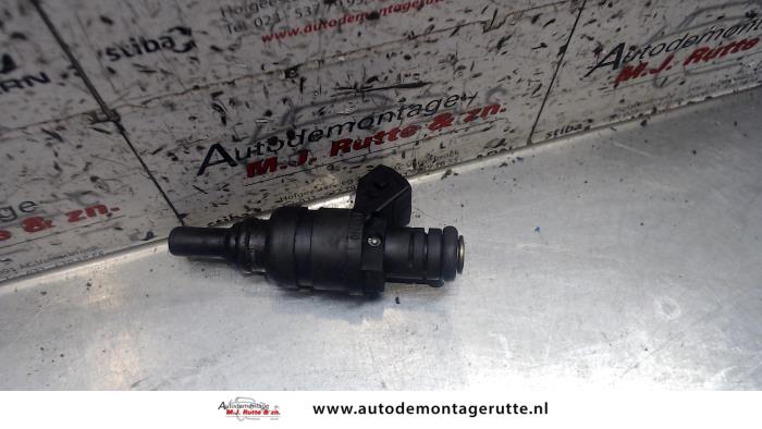 Injector (benzine injectie) van een BMW 5 serie Touring (E39) 520i 24V 2001