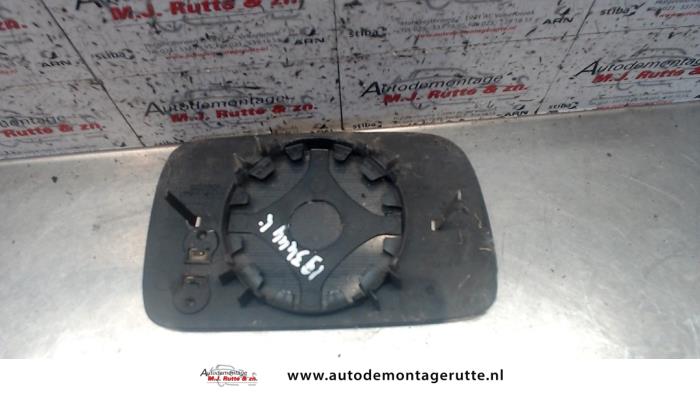 Spiegelglas links van een Volkswagen Polo III (6N1) 1.4i 60 1999