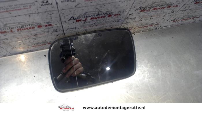 Spiegelglas links van een Volkswagen Polo III (6N1) 1.4i 60 1999