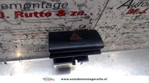 O104634 Gebruikte alarmlicht schakelaar Toyota Avensis