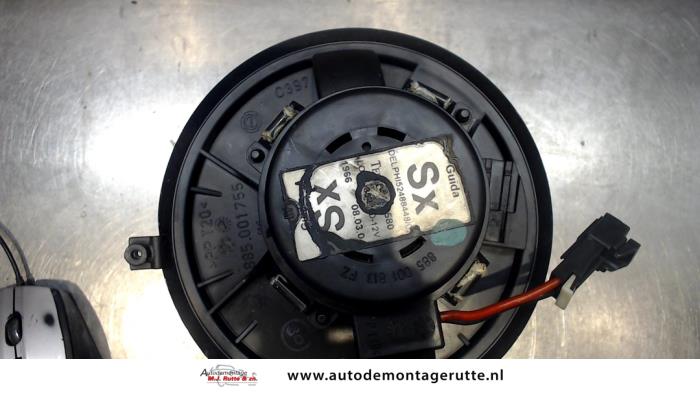 Kachel Ventilatiemotor van een Alfa Romeo GT (937) 2.0 JTS 16V 2004