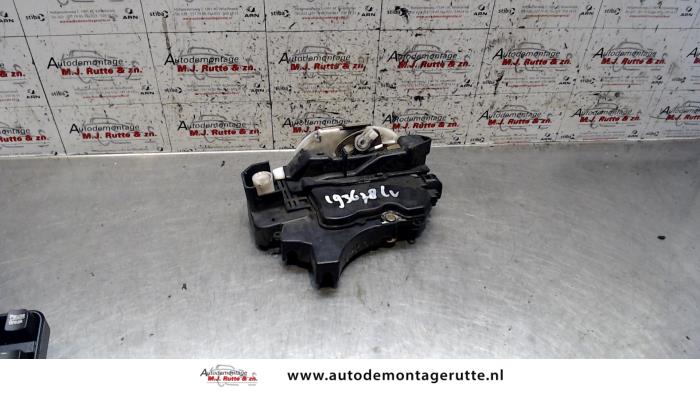 Portierslot Mechaniek 4Deurs links-voor van een Mitsubishi Colt (Z2/Z3) 1.3 16V 2004