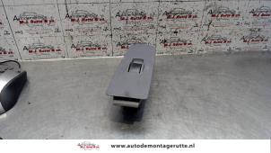O108032 Gebruikte schakelaar elektrisch raam Mitsubishi Colt