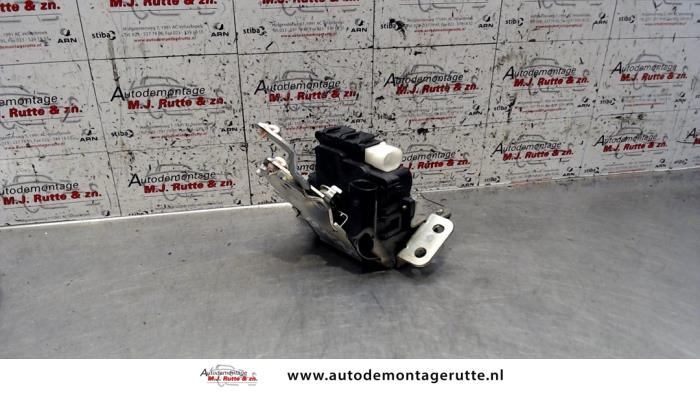 Achterklep Slotmechaniek van een Mitsubishi Colt (Z2/Z3) 1.3 16V 2004