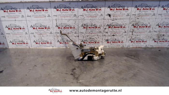 Deurslot Mechaniek 4Deurs links-voor van een Toyota Yaris (P1) 1.0 16V VVT-i 1999