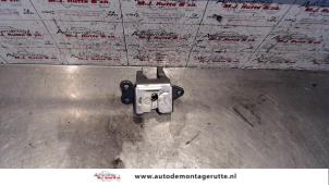 O92027 Gebruikte slotmechaniek achterklep Toyota Yaris