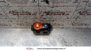 Gebruikte Gevarenlicht Schakelaar Renault Modus/Grand Modus (JP) 1.4 16V Prijs op aanvraag aangeboden door Autodemontage M.J. Rutte B.V.