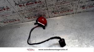 O104332 Gebruikte gevarenlicht schakelaar Lancia Thesis