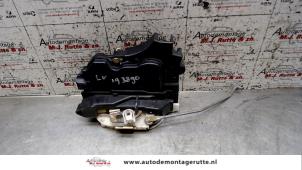 O83162 Gebruikte slotmechaniek portier 4deurs links-voor Mitsubishi Lancer