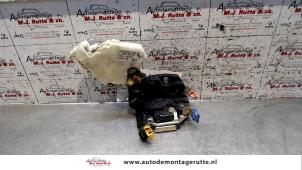 O82453 Gebruikte portierslot mechaniek 2deurs links Nissan Almera