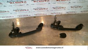 O80382 Gebruikte portiergreep 4deurs links-voor Mitsubishi Lancer