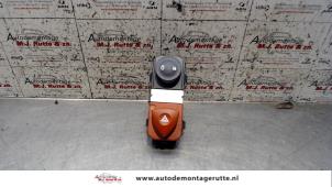 O104489 Gebruikte paniekverlichtings schakelaar Renault Scenic