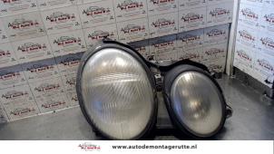 O73351 Gebruikte rechter koplamp Mercedes CLK