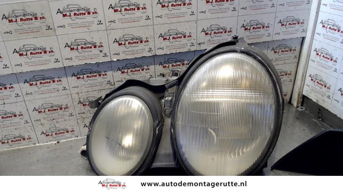 Koplamp links van een Mercedes-Benz CLK (W208) 2.0 200K Evo 16V 2002