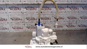 O82624 Gebruikte slotmechaniek portier 2deurs rechts Opel Combo
