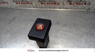 Gebruikte Alarmlicht Schakelaar Dacia Logan (LS) 1.4 Prijs op aanvraag aangeboden door Autodemontage M.J. Rutte B.V.
