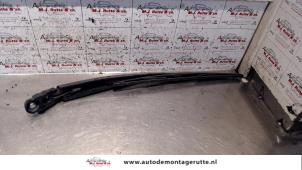 O97538 Gebruikte ruitenwisserarm achter Mazda 2.