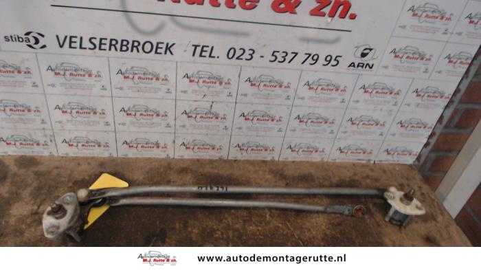 Gebruikte Ruitenwis Mechaniek Mazda 323F O118215