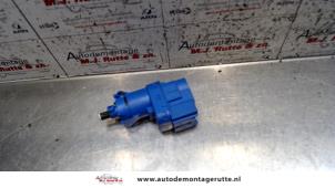 O110569 Gebruikte remlicht schakelaar Mazda 2.
