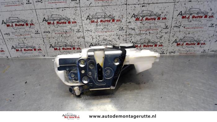 Portierslot Mechaniek 4Deurs links-voor van een Opel Agila (B) 1.0 12V 2011