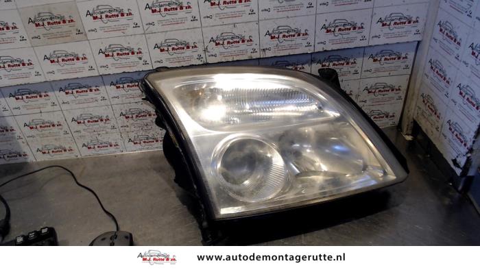 Koplamp rechts van een Opel Signum (F48) 2.2 DGI 16V 2003