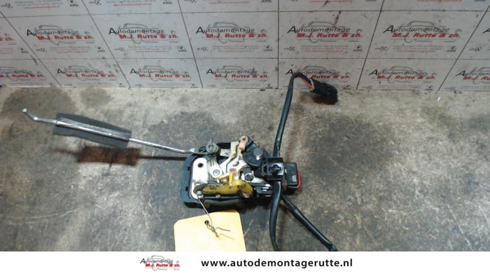 Gebruikte Portierslot Mechaniek 4Deurs links-voor Kia Carens O83051