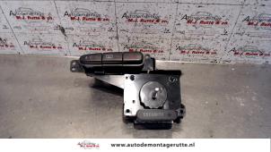 O104642 Gebruikte schakelaar paniekverlichting Toyota Yaris