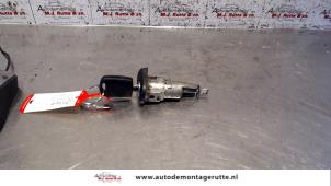 O81561 Gebruikte deurslot cilinder links Skoda Octavia