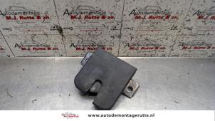 Gebruikte Slotmechaniek Achterklep Volkswagen Caddy III (2KA,2KH,2CA,2CH) 2.0 SDI Prijs op aanvraag aangeboden door Autodemontage M.J. Rutte B.V.