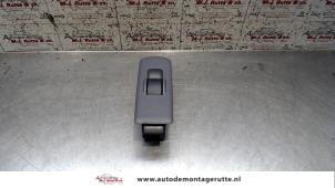 O108033 Gebruikte schakelaar elektrisch raam Mitsubishi Colt