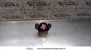 O104532 Gebruikte schakelaar paniekverlichting Mitsubishi Colt