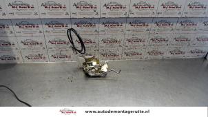 O83845 Gebruikte slotmechaniek portier 4deurs rechts-voor Toyota Yaris