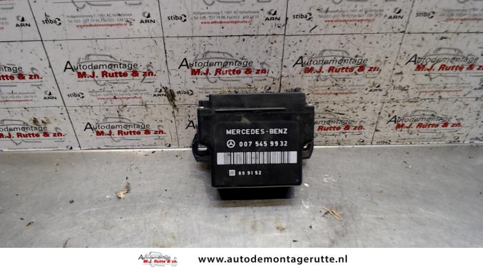 Voorgloei Relais van een Mercedes-Benz E Combi diesel (S124) 2.5 250 TD 1992