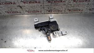 Gebruikte Portiervergrendelings Motor Kia Sorento I (JC) 2.5 CRDi 16V Prijs op aanvraag aangeboden door Autodemontage M.J. Rutte B.V.