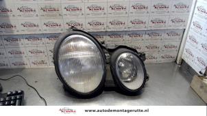 O73348 Gebruikte rechter koplamp Mercedes CLK