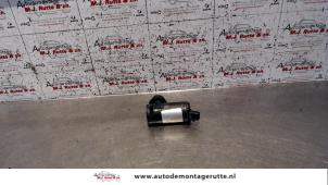 O115749 Gebruikte ruitensproeierpomp achter Ssang Yong Rexton