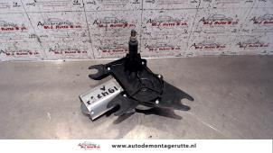 Gebruikte Ruitenwissermotor achter Renault Twingo II (CN) 1.2 Prijs op aanvraag aangeboden door Autodemontage M.J. Rutte B.V.