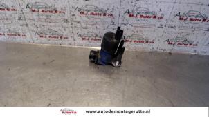 O115533 Gebruikte ruitensproeierpomp voor Renault Twingo
