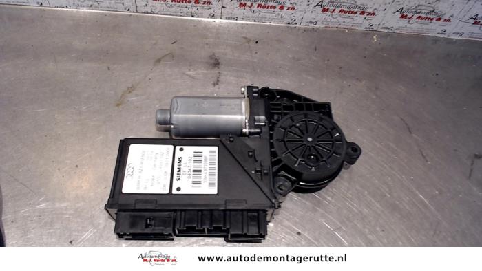 Motor electrisch raam van een Audi A2 (8Z0) 1.4 16V 2001