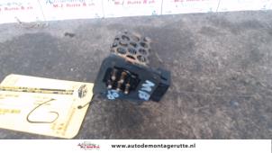 O130642 Gebruikte kachel weerstand Mercedes 190E/D